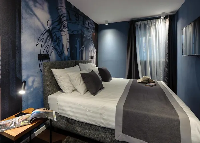 Camera Hotel فندق 4*