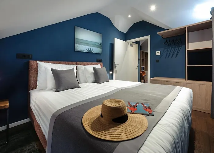 Camera Hotel فندق 4*