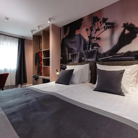 Camera Hotel