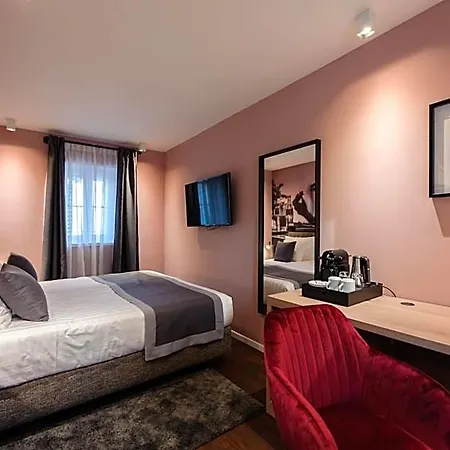 Camera Hotel